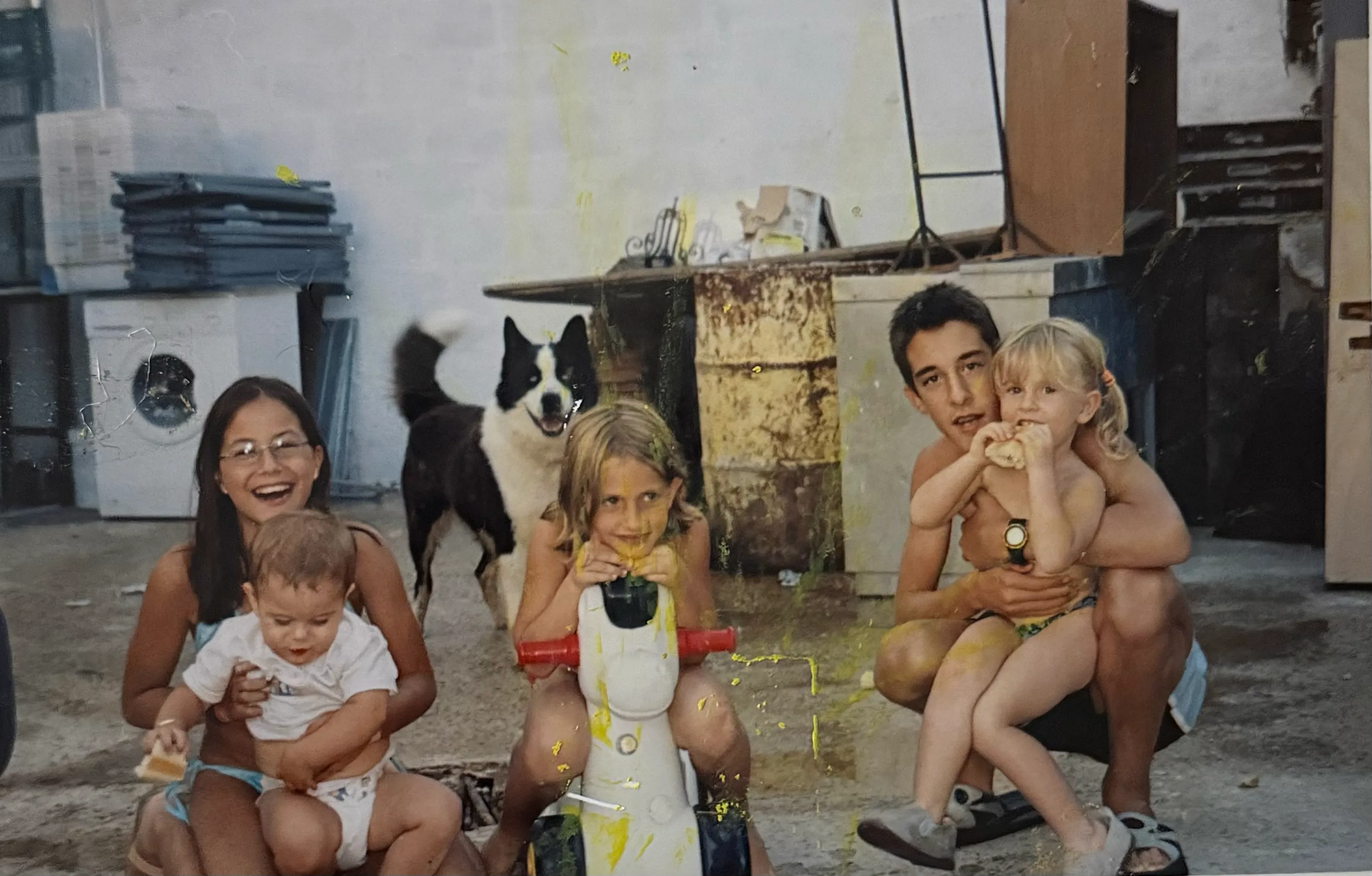 Niños en el patio con el perro