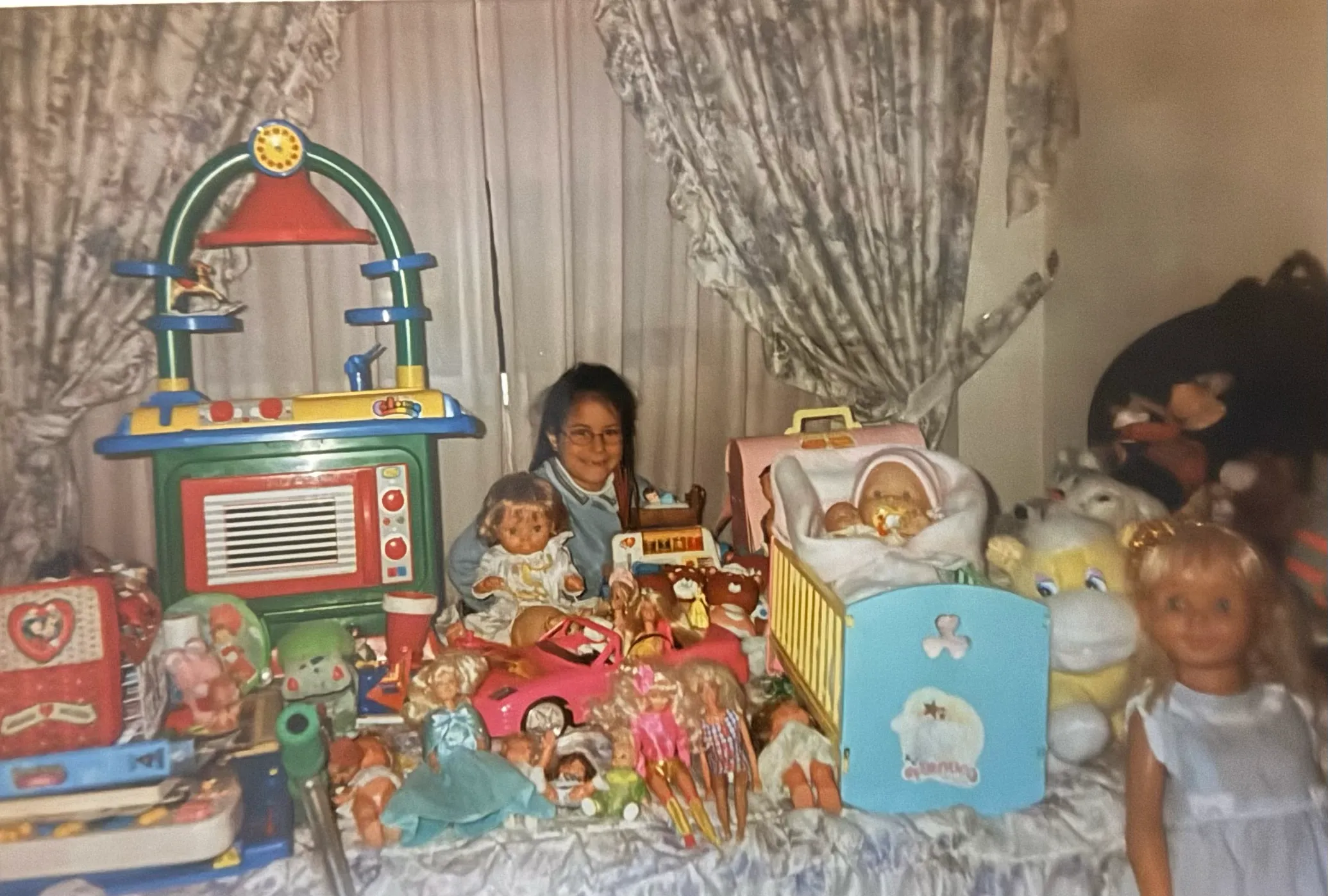 Mujer y niño en el exterior