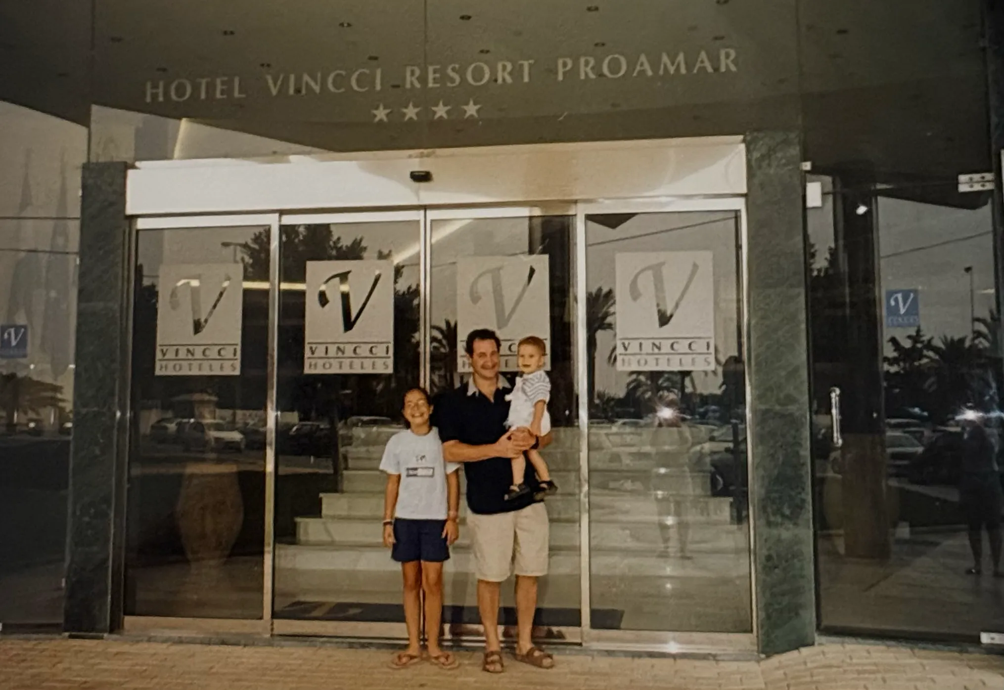 Niños alrededor de una tarta